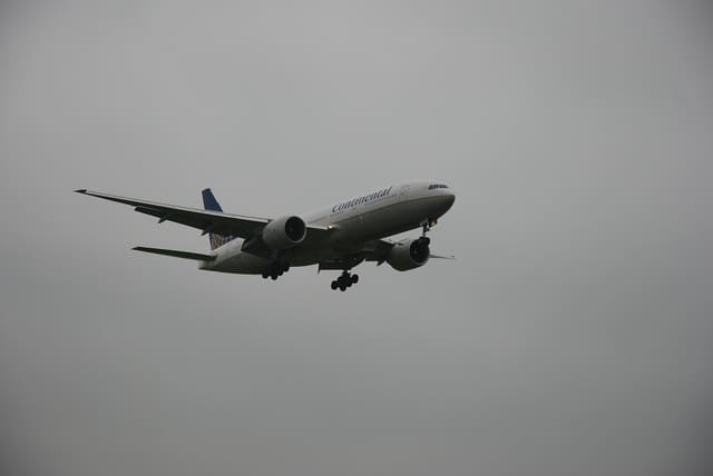 N27015 - Twin-engine aircraft