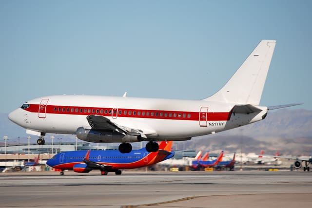 N5176Y - Twin-engine aircraft