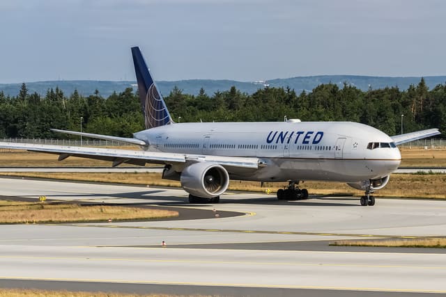 N776UA - Twin-engine aircraft