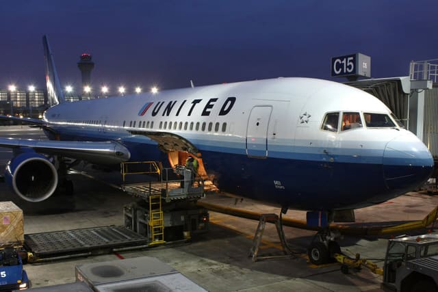 N651UA - Twin-engine aircraft