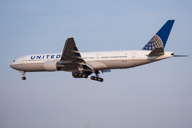 N787UA - Twin-engine aircraft