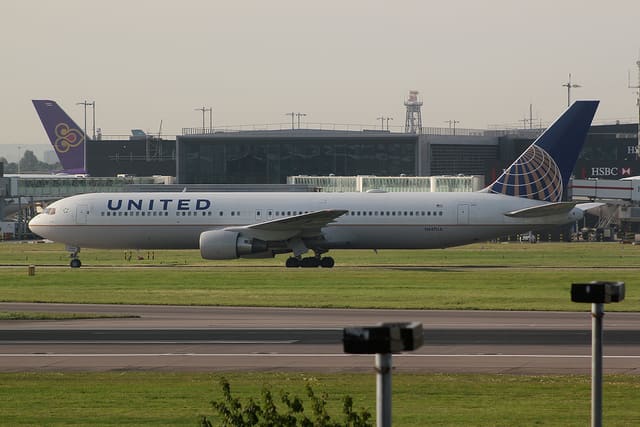 N647UA - Twin-engine aircraft