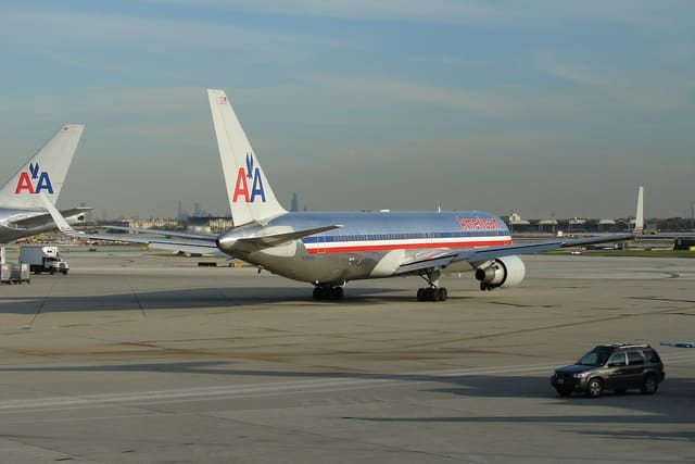 N389AA - Twin-engine aircraft