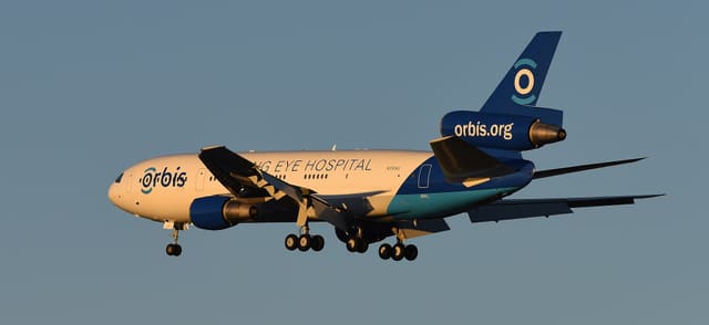 N330AU - Douglas