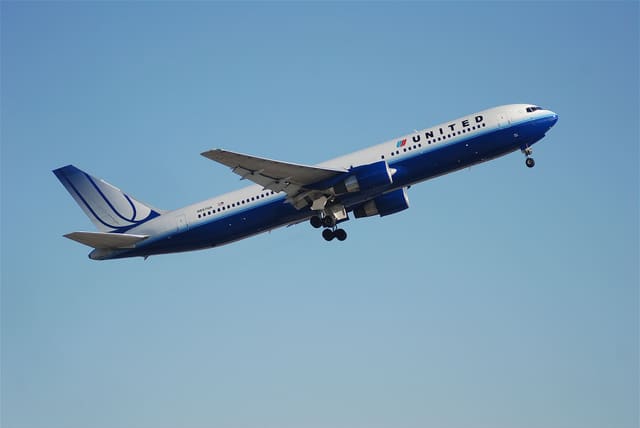 N657UA - Twin-engine aircraft