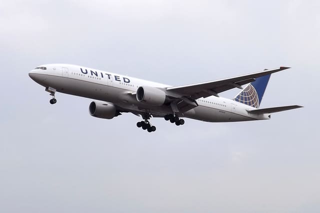 N784UA - Twin-engine aircraft