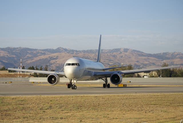 N330UP - Twin-engine aircraft