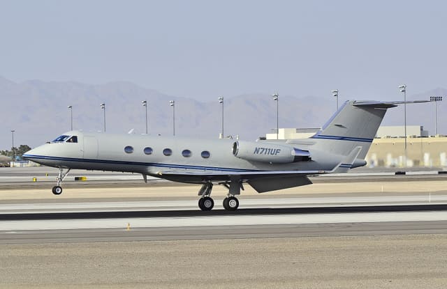 N711UF - Business jet