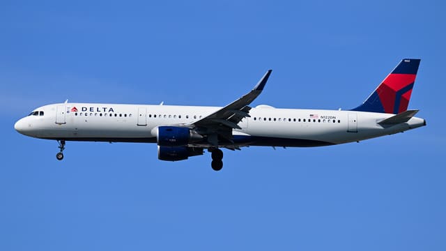 N122DN - Twin-engine aircraft