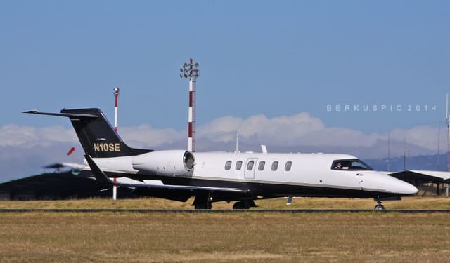 N10SE - Business jet