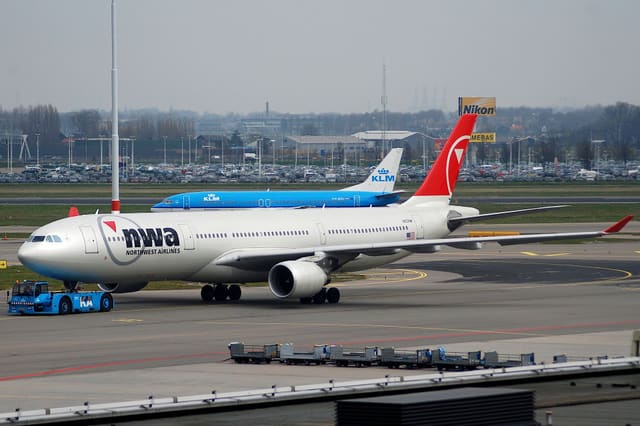 N809NW - Twin-engine aircraft