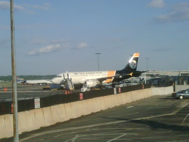 N733UW - Twin-engine aircraft