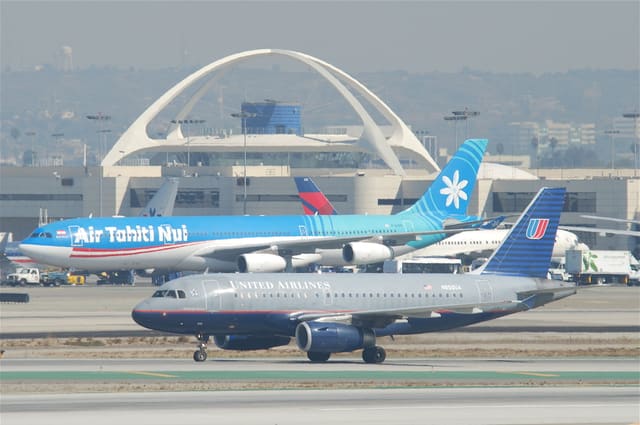 N850UA - Twin-engine aircraft