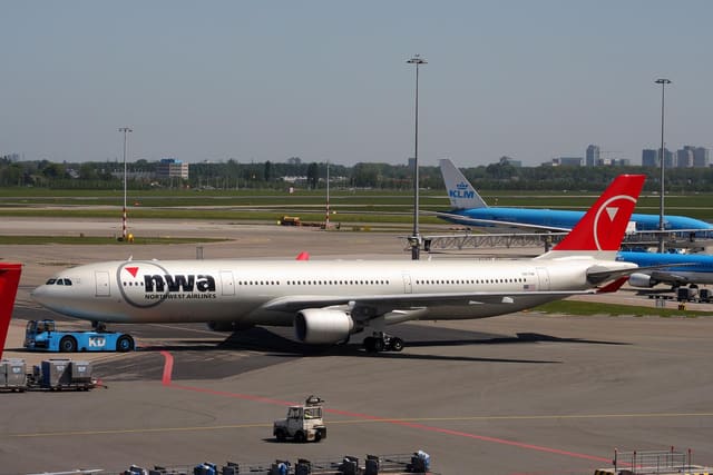 N817NW - Twin-engine aircraft