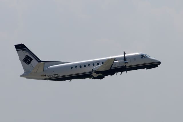 N727DL — Twin-engine aircraft