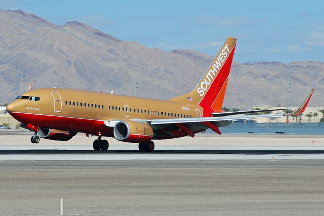N711HK - Twin-engine aircraft