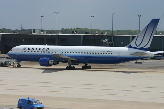 N644UA - Twin-engine aircraft