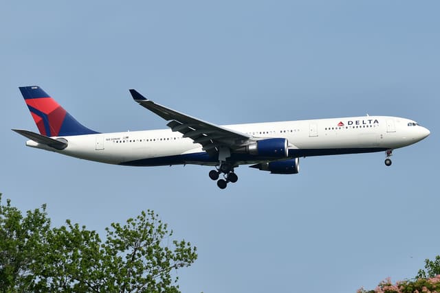 N830NW - Twin-engine aircraft