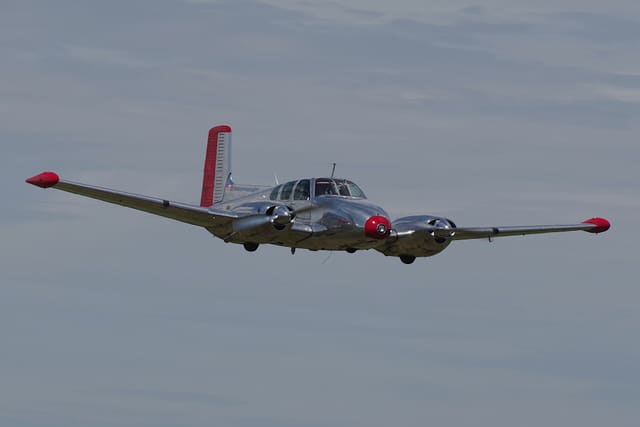 N3670B - Twin-engine aircraft