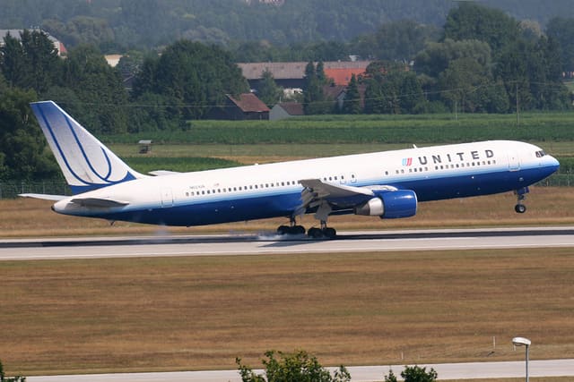 N651UA - Twin-engine aircraft