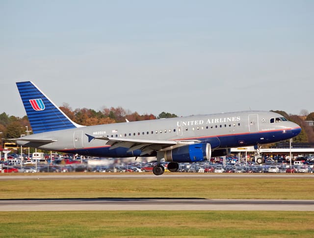 N825UA - Twin-engine aircraft