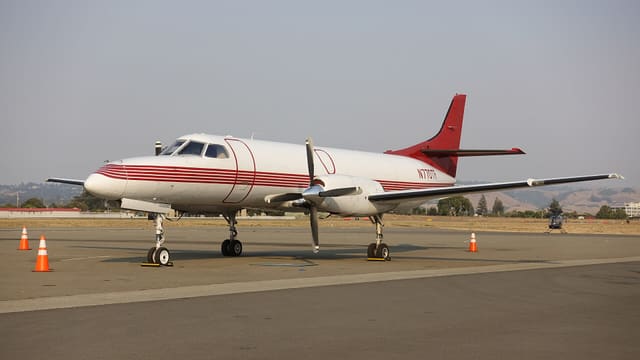 N770TR - Twin-engine aircraft