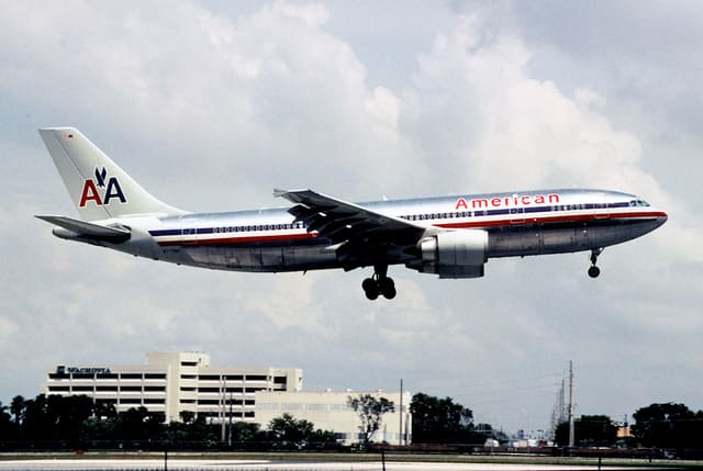 N77080 - Twin-engine aircraft