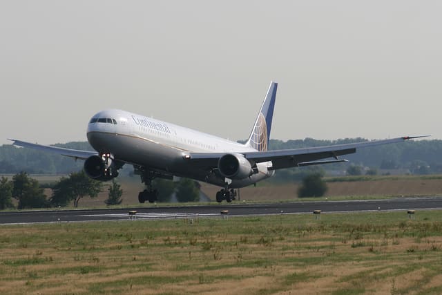 N67052 - Twin-engine aircraft