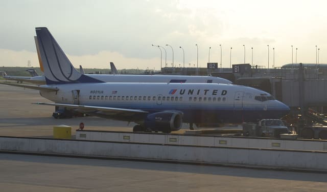 N921UA - Twin-engine aircraft