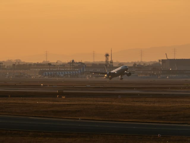 N224UA - Twin-engine aircraft