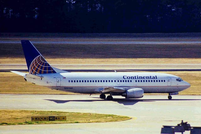 N69348 - Twin-engine aircraft
