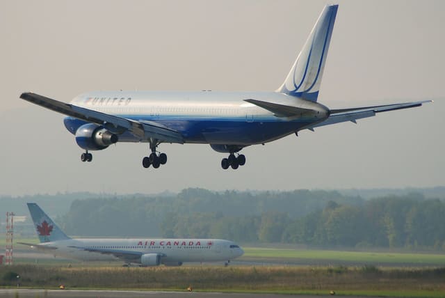 N663UA - Twin-engine aircraft