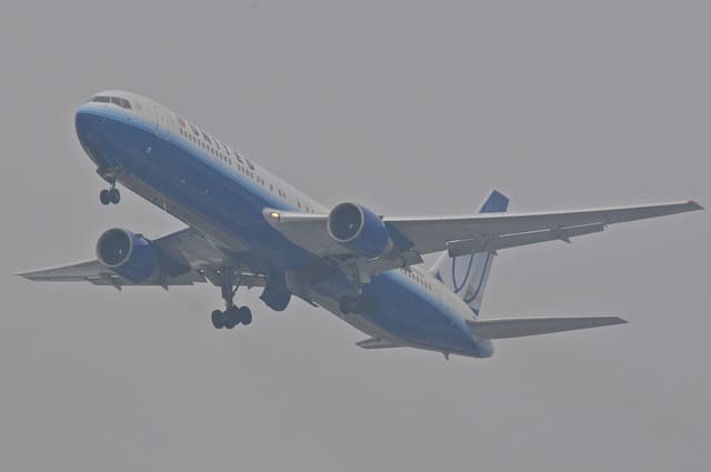 N659UA - Twin-engine aircraft