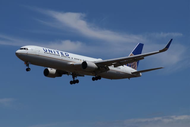 N663UA - Twin-engine aircraft