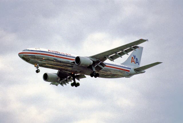 N77080 - Twin-engine aircraft