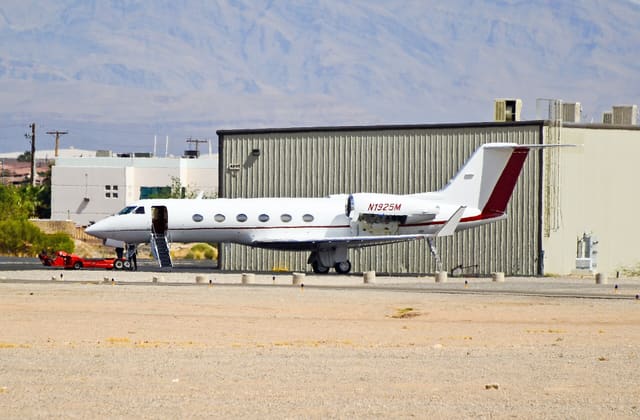 N1925M - Business jet
