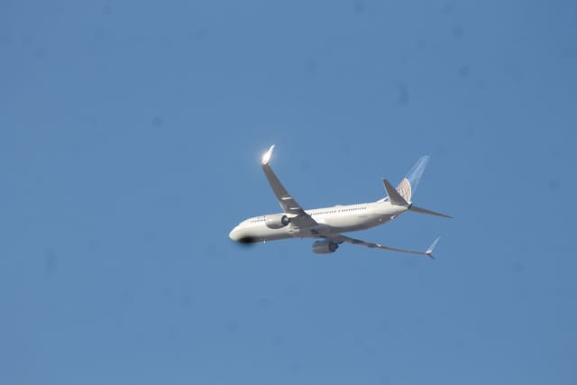 N39423 - Twin-engine aircraft