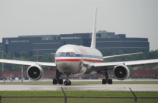 N352AA - Twin-engine aircraft