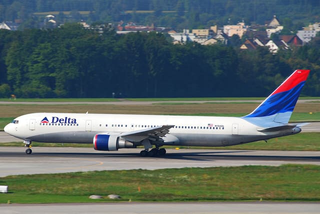 N154DL - Twin-engine aircraft