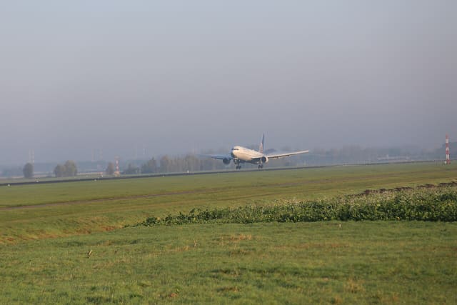 N646UA - Twin-engine aircraft