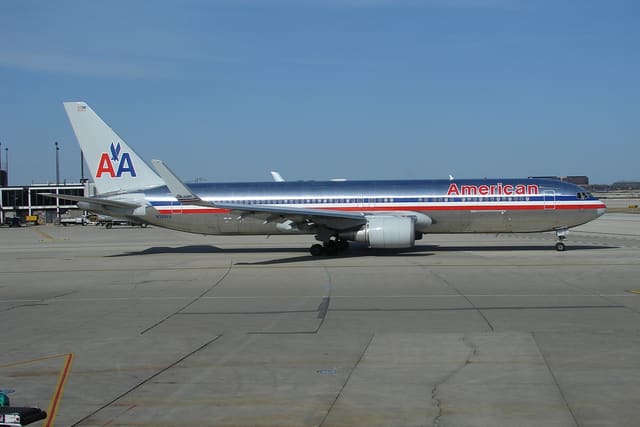 N389AA - Twin-engine aircraft