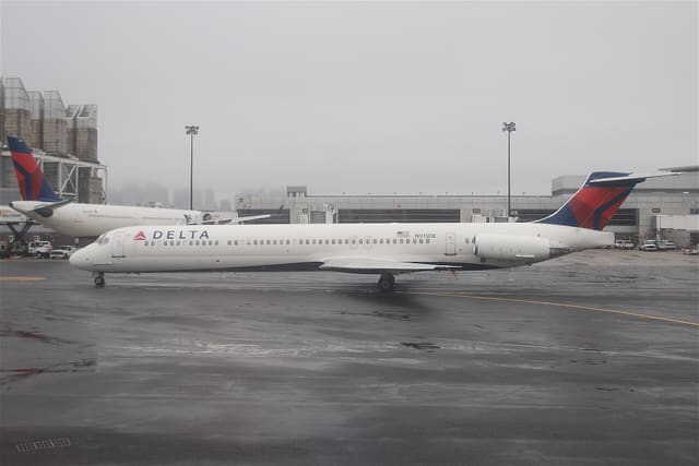 N915DE - Douglas