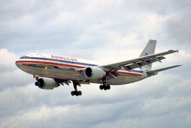 N59081 - Twin-engine aircraft