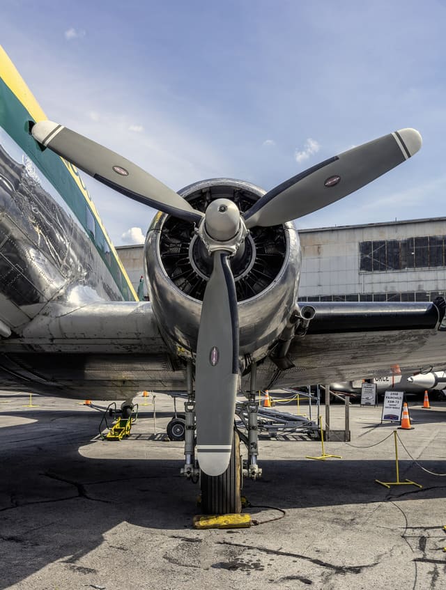 N983DC - Douglas