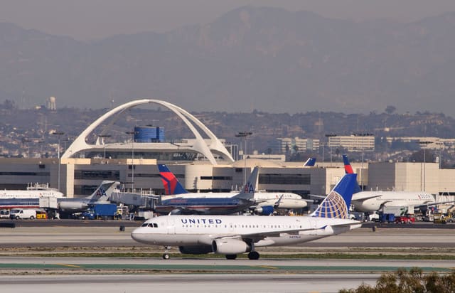 N828UA - Twin-engine aircraft