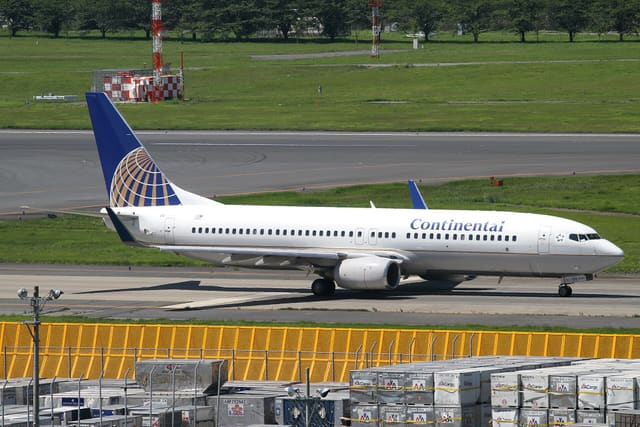 N35236 - Twin-engine aircraft