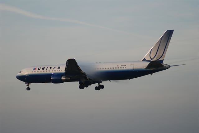 N648UA - Twin-engine aircraft