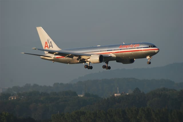N389AA - Twin-engine aircraft