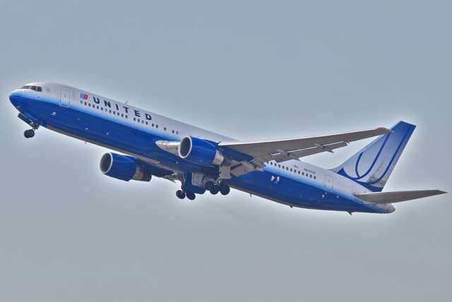 N655UA - Twin-engine aircraft