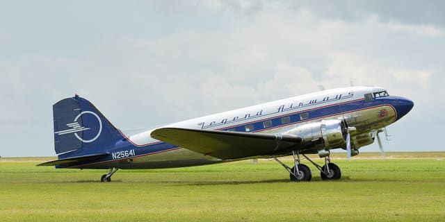 N25641 - Twin-engine aircraft